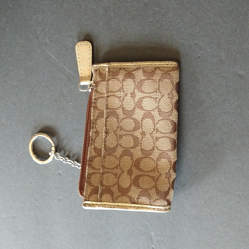 VGUC. Coach ID wallet and keyring.